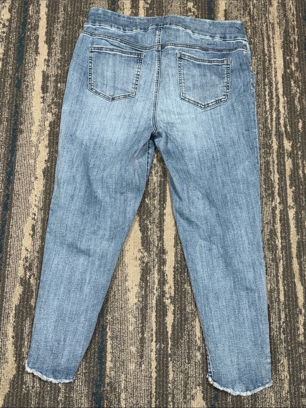 Size 14 = 2.5 Chico's Light Blue Cropped Ankle Jeans Frayed V-Hem Super nice - Picture 2 of 5